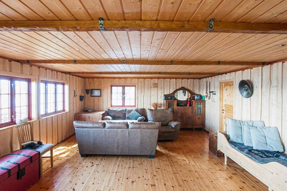 Stunning home in Malm with lake view in Verran