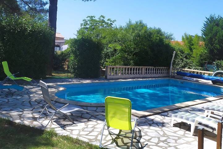 Location de vacances pour 4 personnes, avec jardin ainsi que piscine et terrasse à Saint-Julien-les-Rosiers - 4