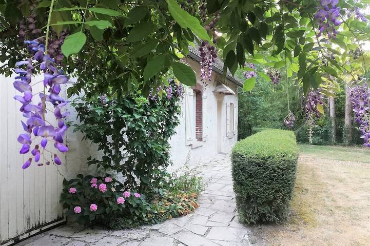 Gîte pour 8 personnes, avec jardin à Bransles