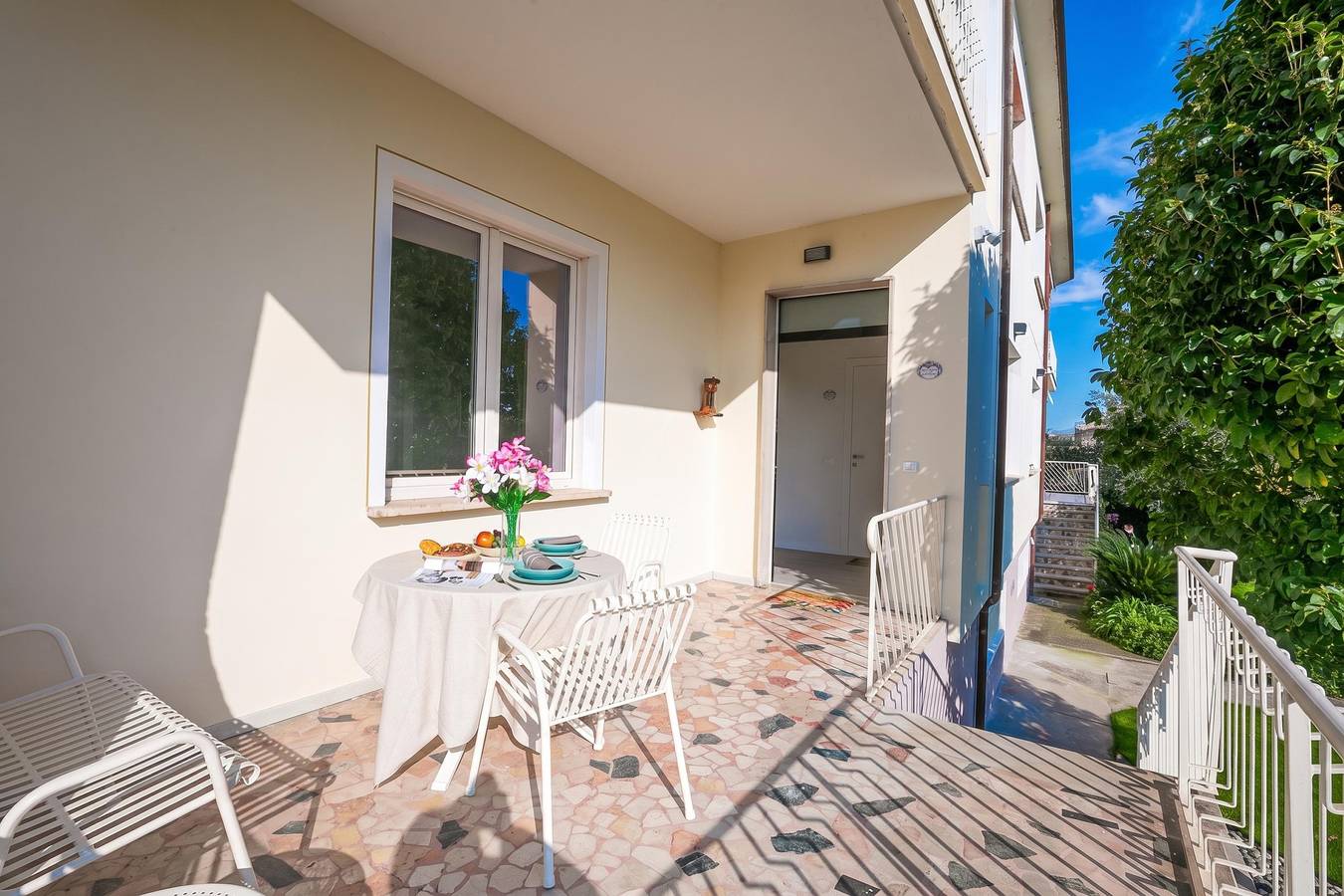 Ganze Wohnung, La Maison Fleurie Appartamento Glicine 2Br Walk Beach in Spiaggia Desenzanino (Desenzano del Garda), Desenzano del Garda