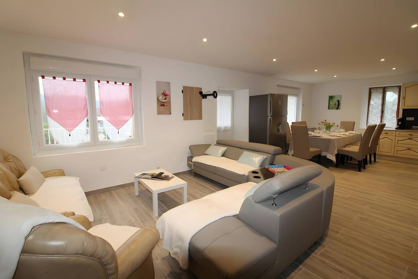 Villa « Gîte Le-joie » avec piscine partagée, Wi-Fi et climatisation in Saint-Alban-Auriolles, Ardèche