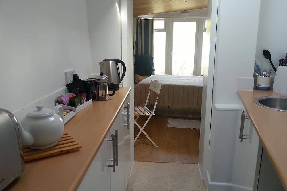 Self Contained Garden Studio With Private Decked Terrace, close to town and sea in Bridport, Dorset
