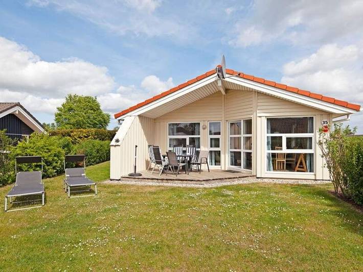 Bungalow für 4 Personen, mit Terrasse und Whirlpool sowie Garten und Sauna in Lensterstrand