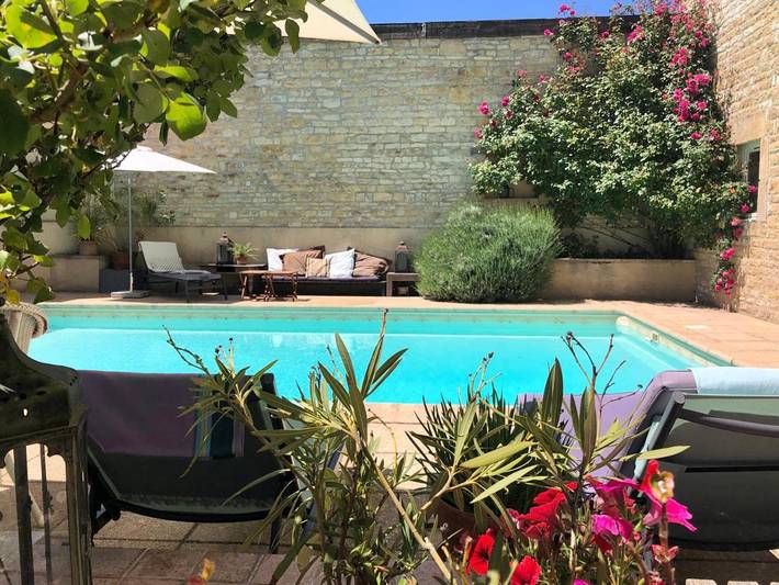 Location de vacances pour 2 personnes, avec Terrasse et Jardin ainsi que Piscine et Vue à Gigny