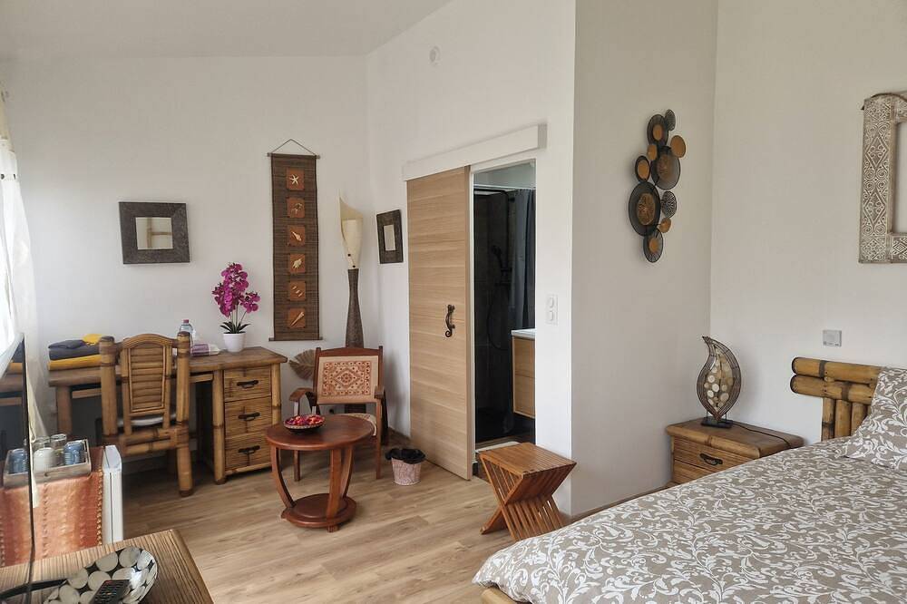 Studio Indépendant Avec Jardin et Piscine Proche Gare Accès Paris Direct 19min in Orry-la-Ville, Río Oise
