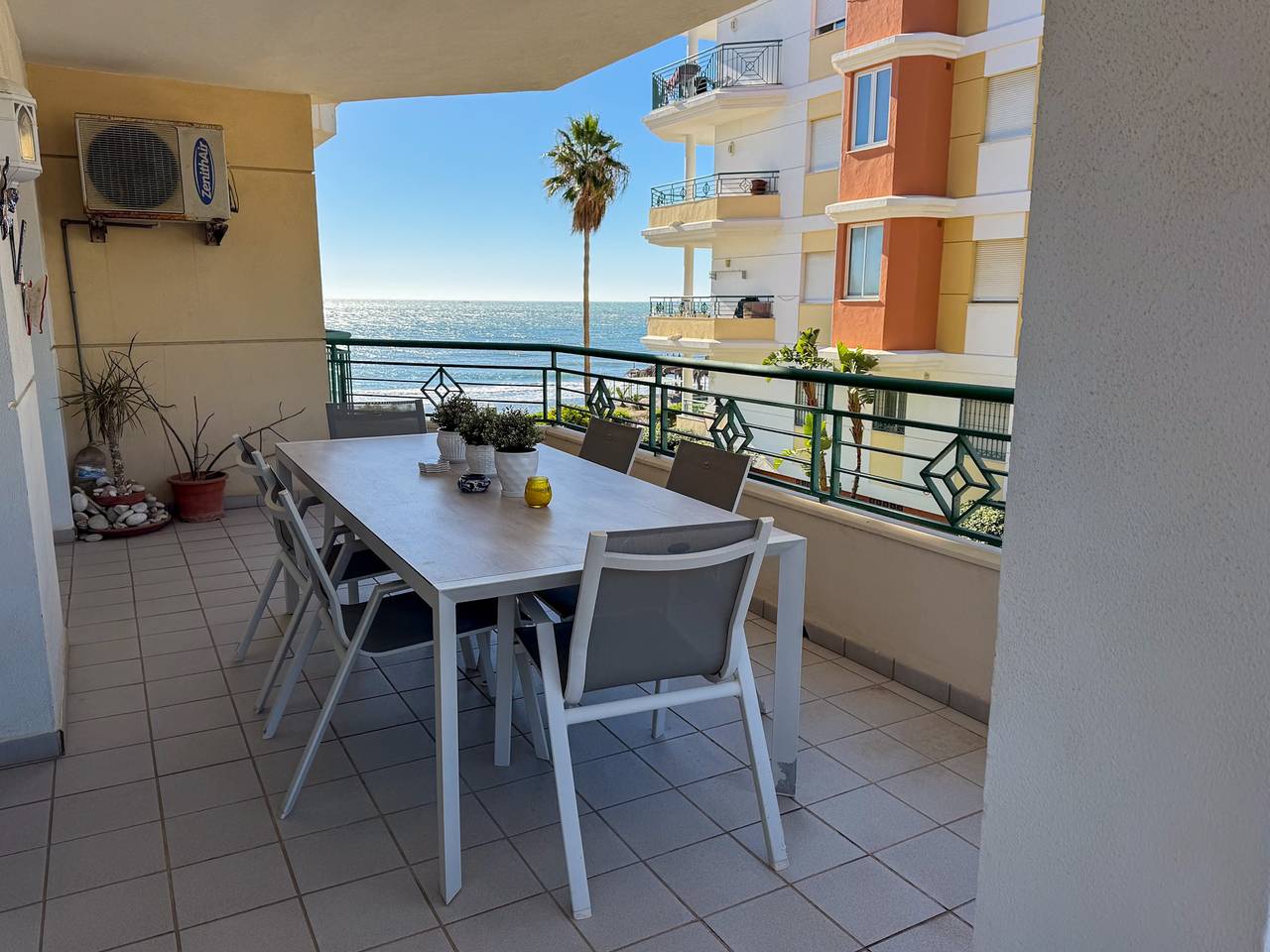 Entire apartment, Apartment 'Club Oasis' with Sea View, Wi-Fi and Air Conditioning in Torrox Costa, Torrox