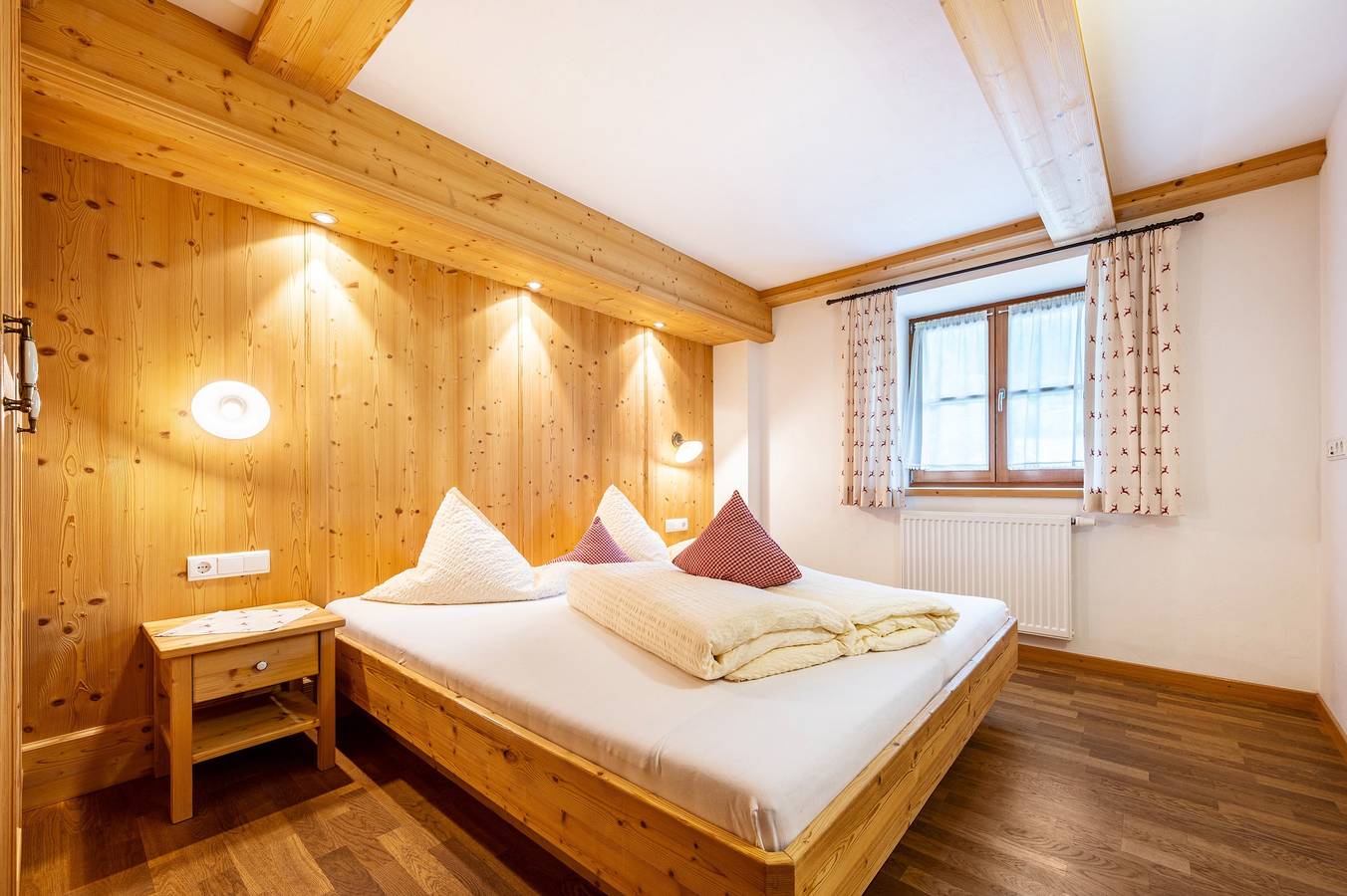 Ganze Wohnung, Ferienwohnung 'Mitterbruggehof Enzian' mit Bergblick, Gemeinschaftsgarten und Wlan in Antholz, Rasen-Antholz