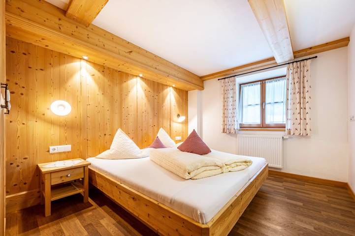 Ganze Wohnung, Ferienwohnung 'Mitterbruggehof Enzian' mit Bergblick, Gemeinschaftsgarten und WLAN in Antholz, Rasen-Antholz