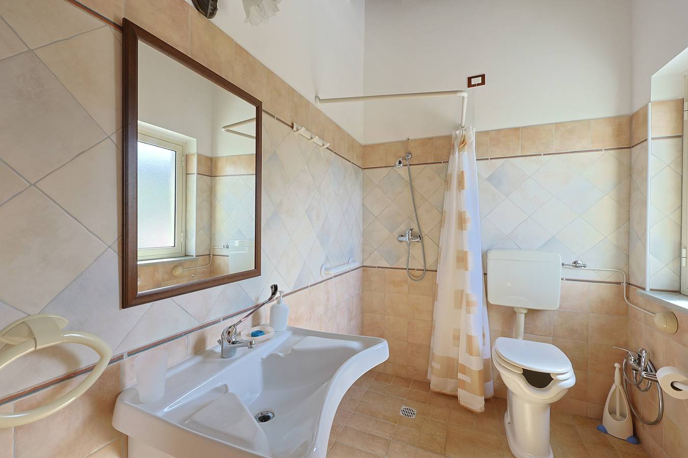 Zimmer 'Salina' mit gemeinsamer Terrasse, gemeinsamem Garten und Klimaanlage in Patti, Messina Provinz