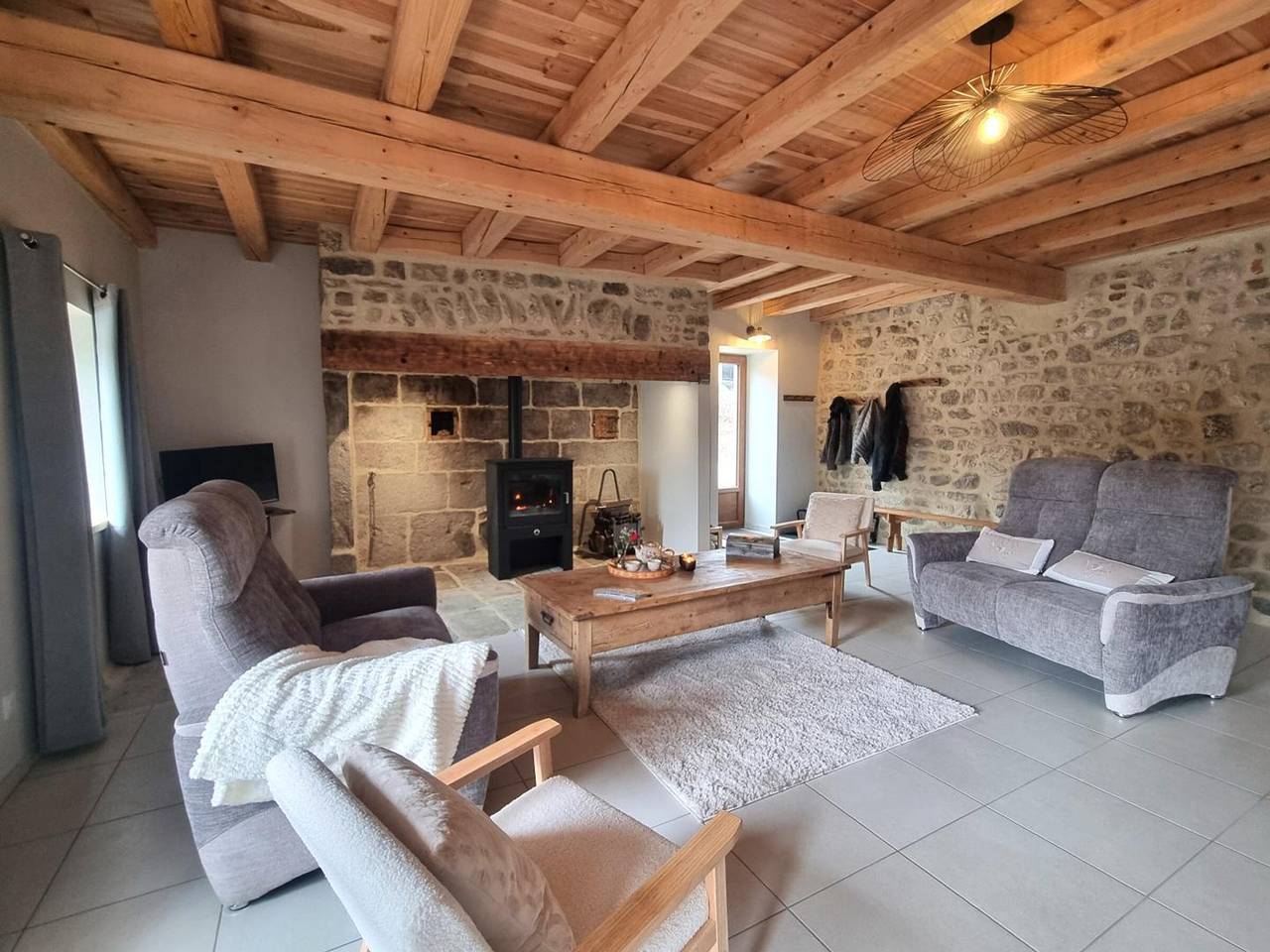 Maison de Campagne Confortable pour 10 Personnes avec Wifi in Gumières, Parc Naturel Régional Livradois-Forez