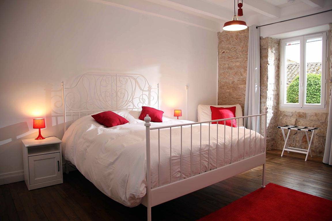 Au Nec Plus Ultra - Chambre d'hôtes - Rouge et Blanche in Brux, Vienne (France)