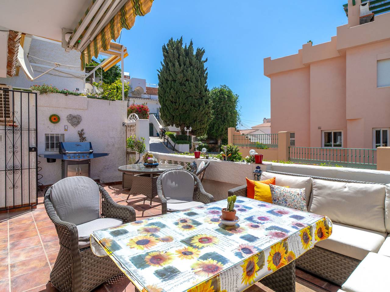 Entire apartment, Sunny apartment in Nerja, 2 bedrooms, terrace 200m from Burriana Beach in Playa de Burriana, Nerja