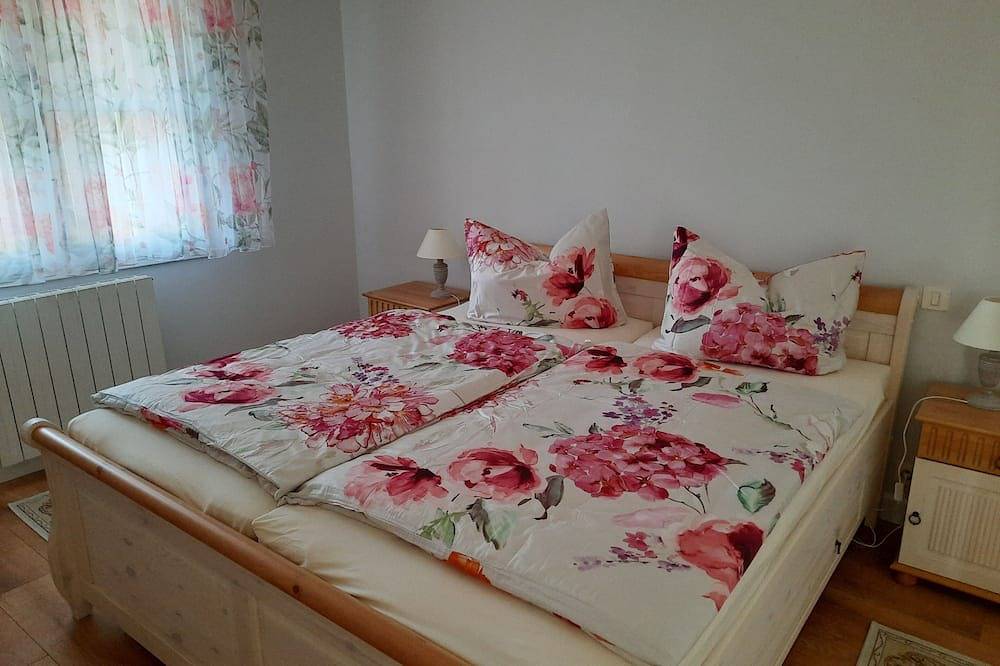 Cozy vacation home with heated pool + whirlpool, sauna. Pet friendly.  in Castillon-du-Gard, Region de Nimes
