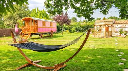 Gîte pour 2 personnes, avec piscine et terrasse à Bussac-Forêt