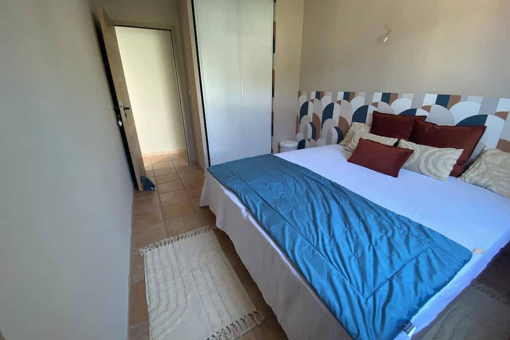 Villa with heated swimming pool, pool house and petanque court in Arlés, Region de Arles