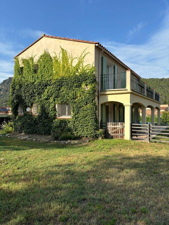 Location de vacances pour 8 personnes, avec vue ainsi que piscine et jardin à Fuilla - 2