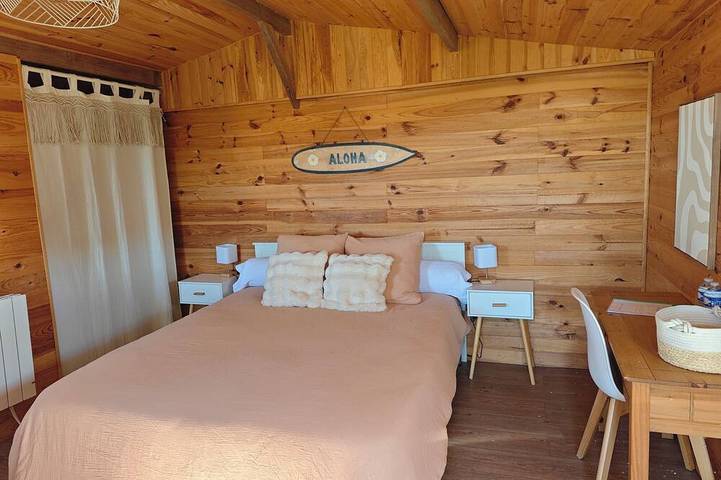 Chalet pour 2 personnes, avec terrasse ainsi que piscine et jardin