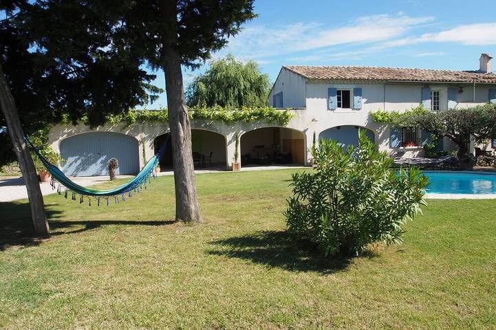 Location de vacances pour 4 personnes, avec jardin à Domazan