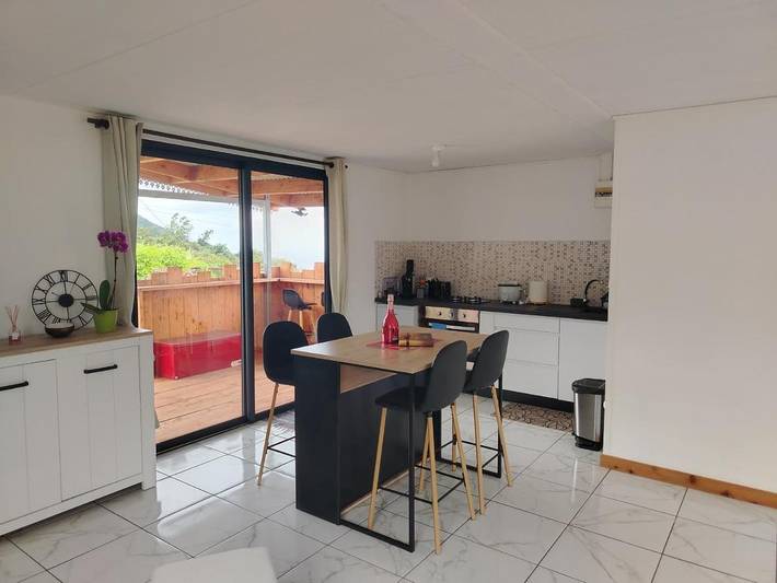 Location de vacances pour 2 personnes, avec terrasse ainsi que jardin et vue dans Les Makes - 2