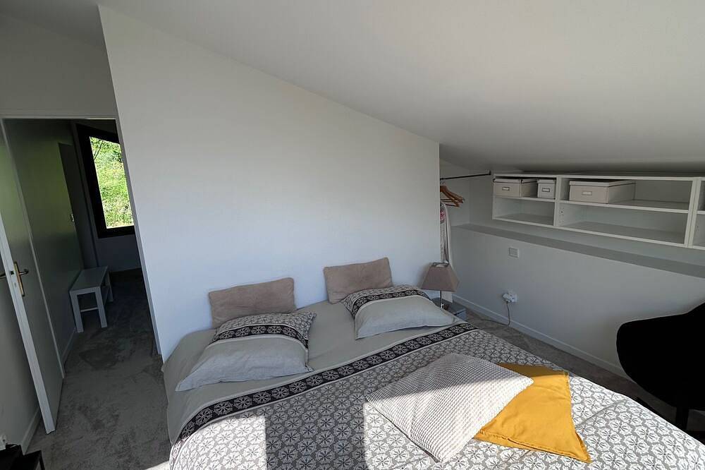 Chambre et salon dans maison en pierre in Morêtel-de-Mailles, Crêts-en-Belledonne
