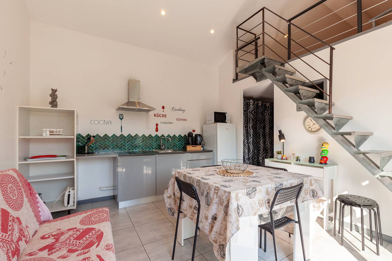 Vakantiehuis 'Mexico' met Balkon en Airconditioning in Saint-Mitre-les-Remparts, Istres en omgeving