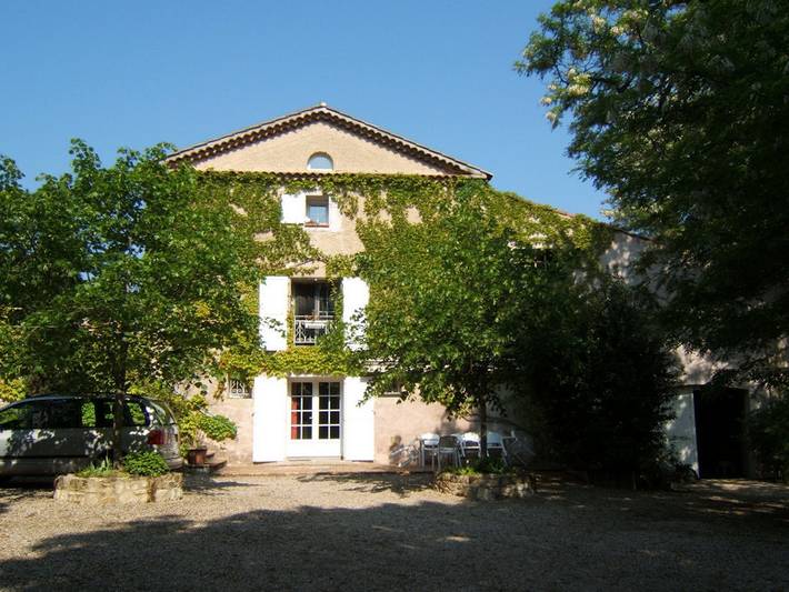 Gîte pour 10 personnes, avec piscine et jardin