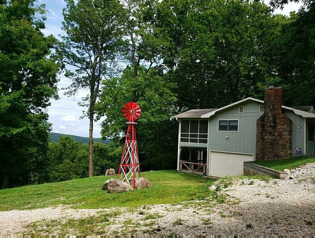 Welcome to Owl Hollow Retreat! Stunning mountain and valley views. in Beaver Lake