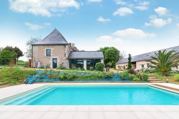 Gîte pour 4 personnes, avec terrasse et jardin ainsi que vue et piscine à Mûrs-Erigné