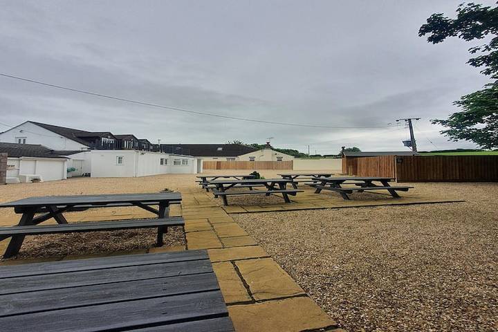 Glamping for 2 people, with terrace and garden in Wiltshire