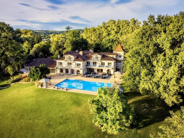 Hôtel, avec Terrasse et Jardin ainsi que Piscine et Sauna