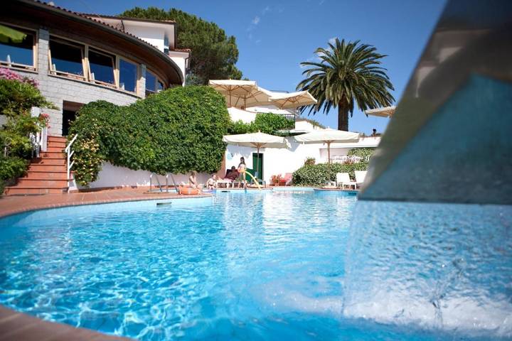 Hotel für 4 Personen, mit Terrasse und Whirlpool sowie Garten und Pool in Sant'Andrea