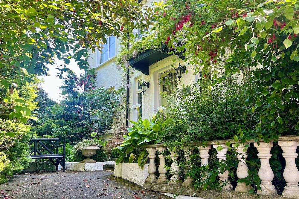 White Cottage - Quaint & cosy railway cottage just a stone's throw from beach in Holywood, Grafschaft Down