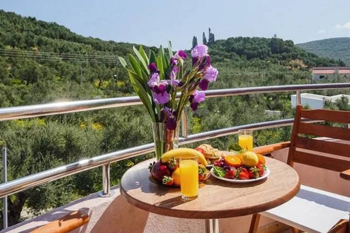 Apartment for 2 people, with garden in Alykes