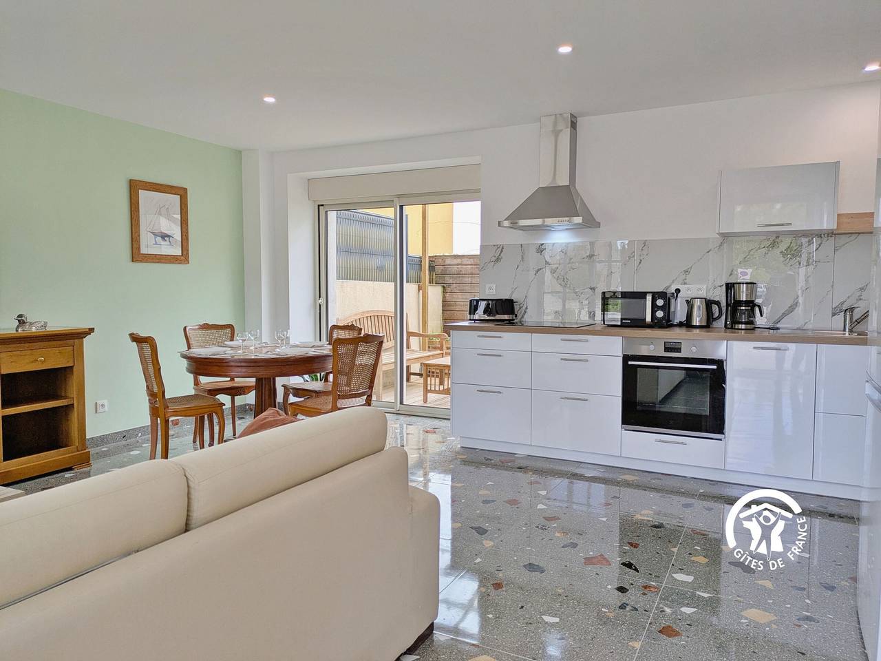 Appartement entier, Gîte La Maison du Bourg avec Terrasse et Parking, 4 Personnes à Louverné in Louverné, Mayenne