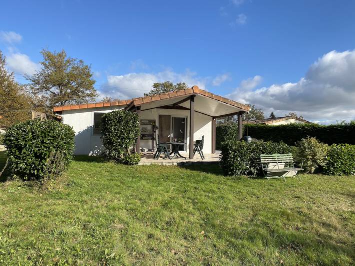 Gîte pour 4 personnes, avec piscine à Montbron