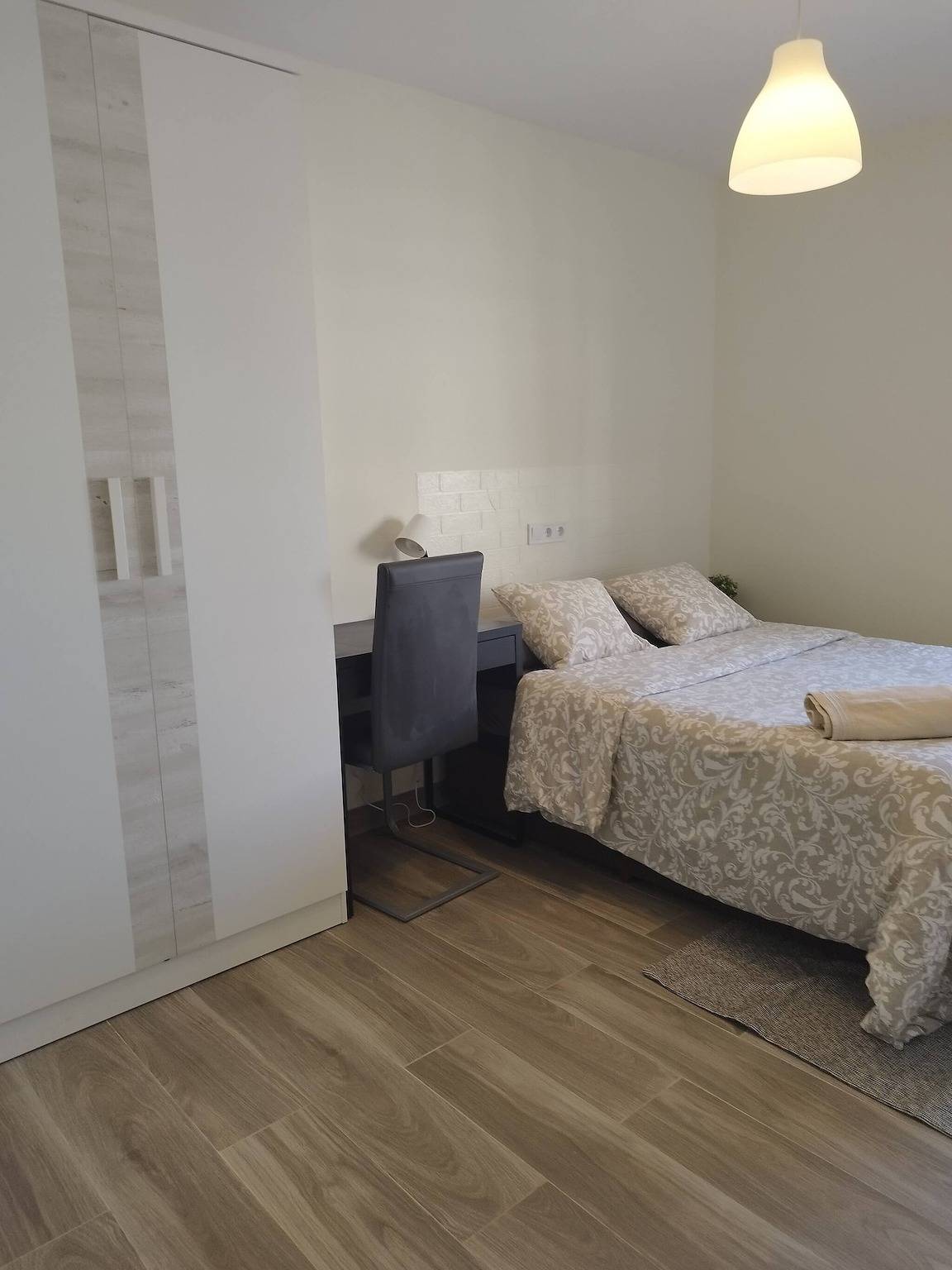 Cozy Guest Room in Modern Madrid Flat - Perfect for Digital Nomads in Madrid, Madrid Province