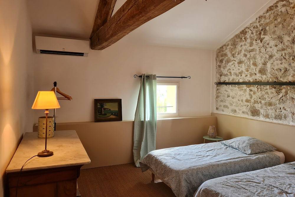 Großes Bauernhaus aus dem 18. Jahrhundert auf dem Land in Orange, Vaucluse
