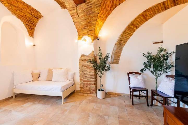 Ganze Wohnung, Charming and comfortable 85 square meters apartment, perfect for four people, located in a detached period building with vaulted ceilings (access via steps).The property is centrally located near the Belvedere di Vasto (pedestrian area) and enjoys a sple in Vasto, Chieti Provinz