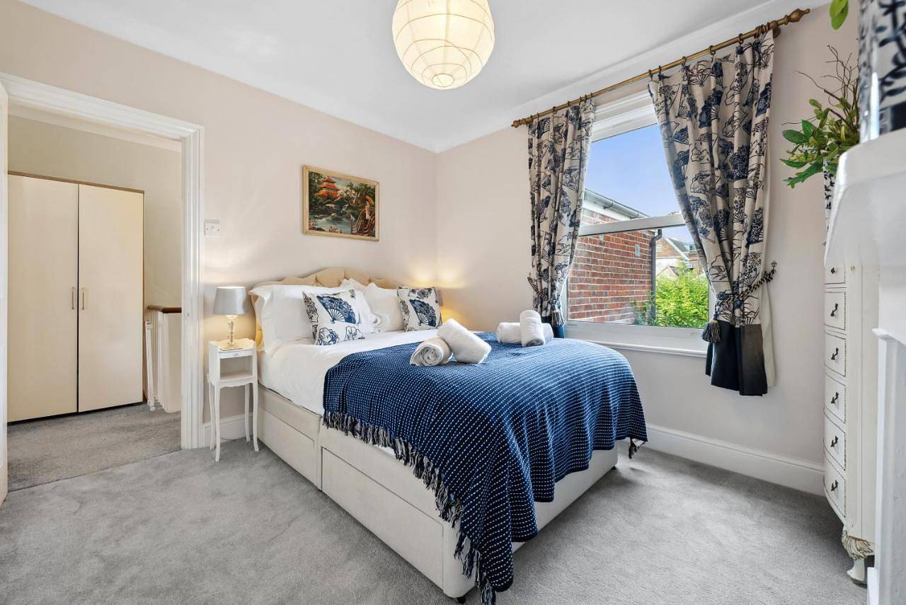 2-Bedroom Stunning, Chic, Spacious & Stylish Retreat, Central Winchester, Free On-Street Parking, Sleeps 6, Pet-Friendly - by Blue Puffin Stays in Winchester, South Downs