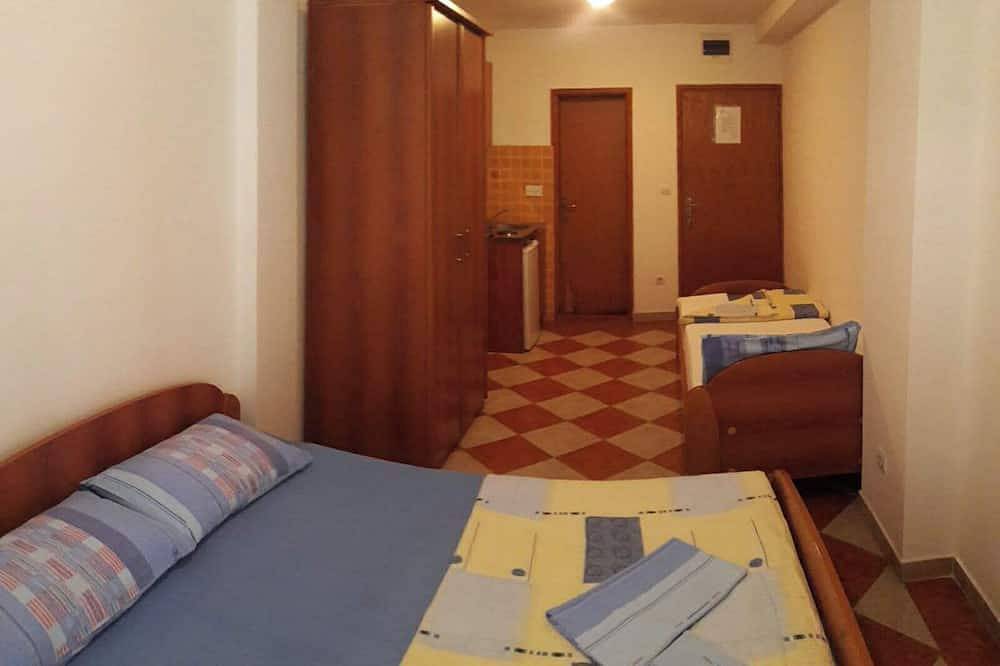 Apartamento entero, Trokrevetni partman sa svojim kupatilom, terasom i parkingom u dvoristu kuce. in Budva, Municipio de Budva
