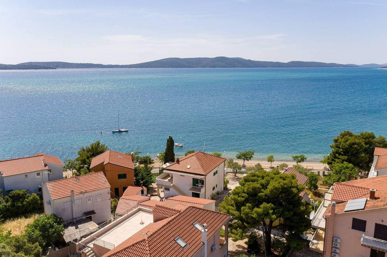 Ganze Wohnung, 2-Zimmer-Ferienwohnung am Strand Brodarica (Sibenik) A-4833-b in Brodarica, Šibenik-Knin