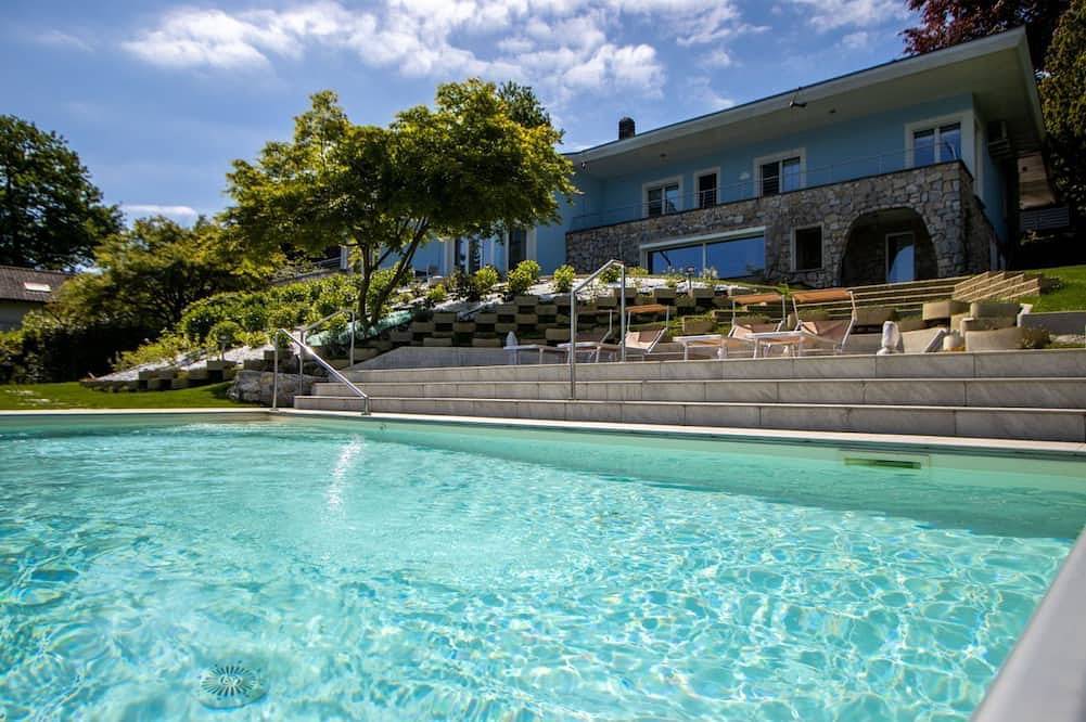 Luxury Villa, swimming pool private beach sleeps 8 in Cadrezzate con Osmate, Varese Provinz