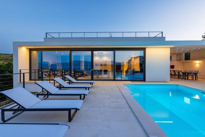 Villa pour 8 personnes, avec Balcon/Terrasse ainsi que Jardin et Piscine à Sutivan