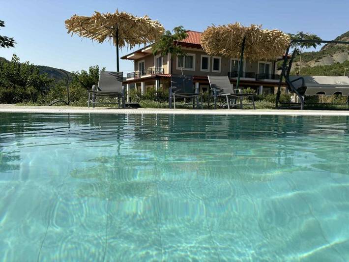 Location de vacances pour 16 personnes, avec Balcon et Terrasse ainsi que Jardin et Bassin pour enfant