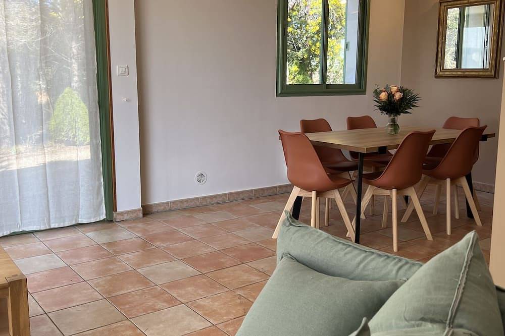 Entire apartment, Gite Pour 4 Personnes Avec Piscine et vue sur la Vallée de L'orb in Cessenon-sur-Orb, Béziers region