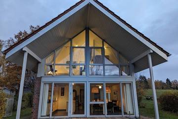 Ferienhaus für 8 Personen, mit Sauna und Garten sowie Terrasse und Whirlpool, mit Haustier an der Müritz