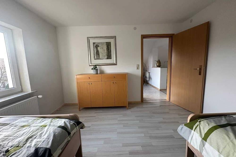 Ganze Wohnung, Gemütliche Dg Ferienwohnung mit Balkon für 1 - 5 Personen in Neustadt bei Coburg, Oberes Maintal - Coburger Land