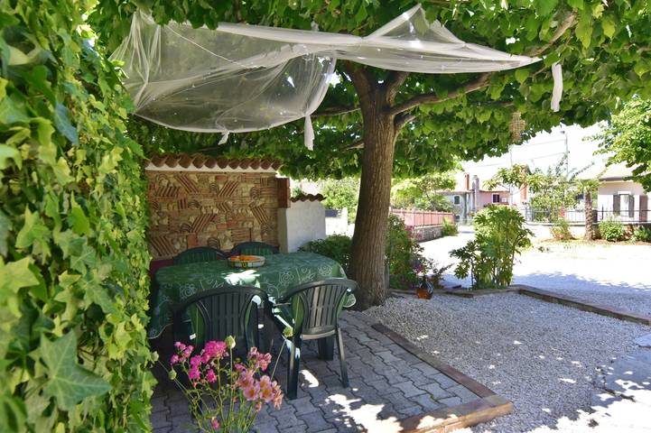 Casa de piedra a solo 150 metros del mar in plaža Zambratija, Zambratija