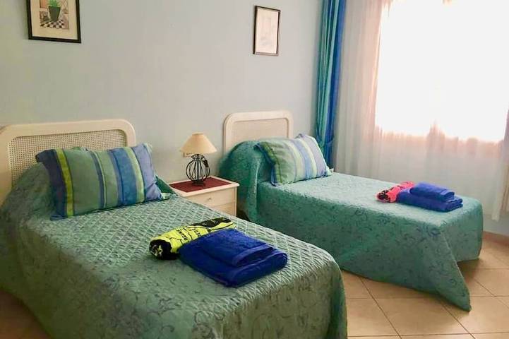 Apartamento entero, Apartamento de 2 dormitorios con piscina climatizada cerca del golf y todas las comodidades in Los Cristianos, Arona 