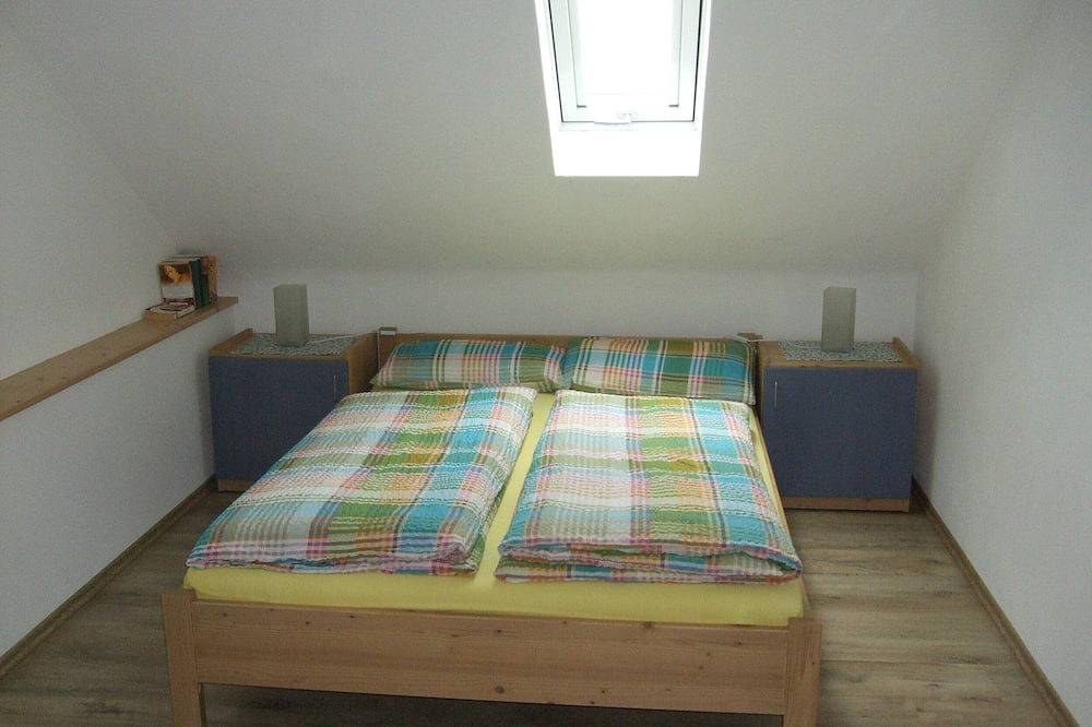 Ganze Wohnung, Helle Ferienwohnung (60qm) mit Terrasse und großer Wiese in Stadtlauringen, Franken